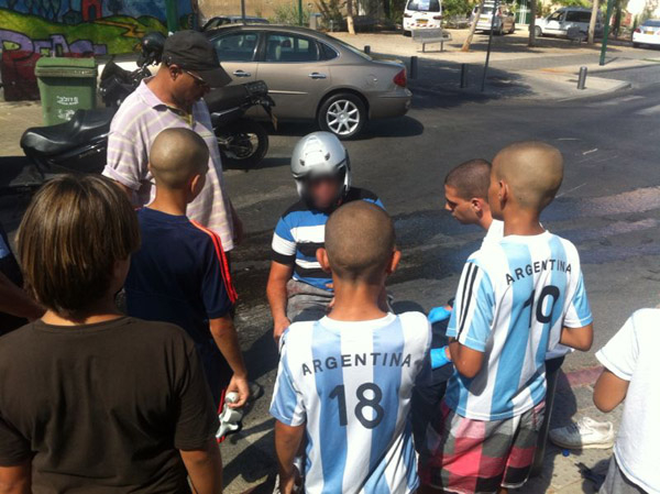 بالصور: إصابة شابين بحادث طرق بين دراجة نارية ومركبة في شارع مندس فرانس بيافا